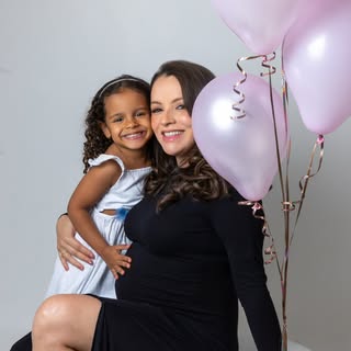 Hoje celebro a vida carregando duas das minhas maiores razões para viver: uma de mãos dadas comigo e
