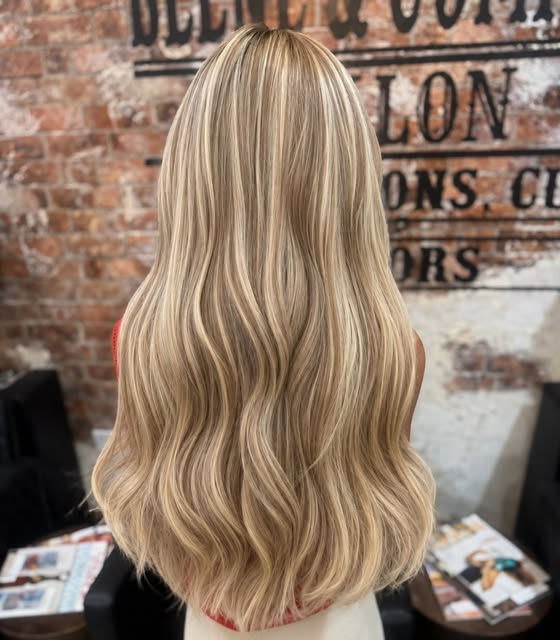 ✨ Effortless waves, gorgeous dimension, and a beautifully natural blonde finish! This look is all ab