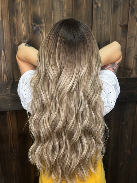 ✨ Soft, dimensional, and effortlessly gorgeous! This stunning blend of natural brunette roots into c