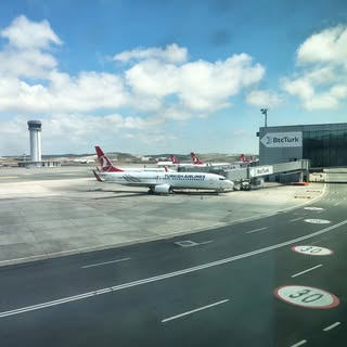 ✈️ „V létě na transplantaci vlasů nejezdi!“ ☀️
Tohle slýcháme často. A víte co? Je to jeden z největ