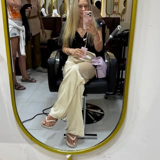 Come with me for a blow dry in Bali ! 

My hair is in a terrible state after a lot of bleach, huge a