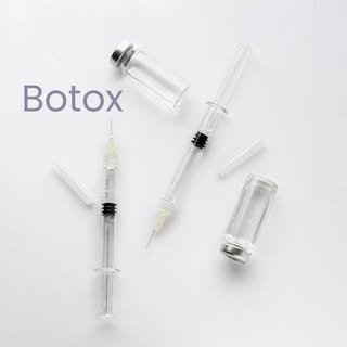 El botox es una toxina botulínica, producida por la bacteria Clostridium botulinum que inhibe el mov