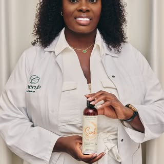 How often are you actually washing your scalp?

@afrocenchix Swish Sulphate-Free Shampoo is giving y