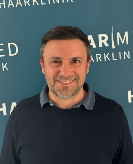 Vorher – Haartransplantation bei HAARMED.
Auf Google: HAARMED suchen.
Haarlinie • Oberkopf • DHI • o