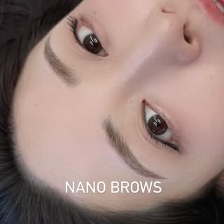 Old red pigment inside,
bleached brows,
and unevenly trimmed brows. 😱

A challenging case, but the 