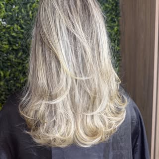 Brilho, sofisticação e um loiro perfeito 🤍
Resultado elegante e natural.
