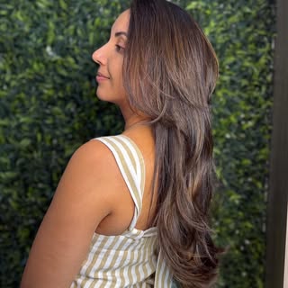 Iluminação suave para realçar a beleza natural e trazer mais movimento aos fios 🤎✨
