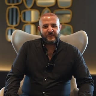 Our patient from London 🇬🇧 sharing his honest experience after a 5,290 graft hair transplant with 