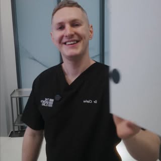From prep to precision — here’s a quick look behind the scenes of a hair transplant procedure. 💉💇‍
