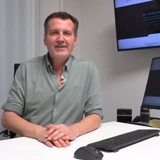• DER GRÖSSTE FEHLER PASSIERT VOR DER OPERATION •
Nicht im OP-Saal. Sondern in der Entscheidung davo