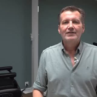 • „BOTOX WIRKT BEI MIR NICHT RICHTIG…“ •
Gut so!
Denn Botox soll dein Gesicht nicht einfrieren. Nich