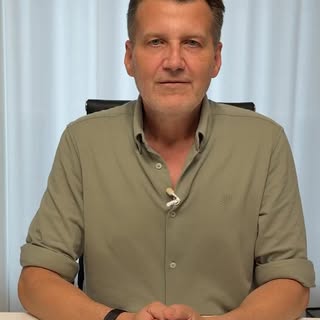 • SCHÖNHEIT BEGINNT MIT DEM GESAMTBILD •
Warum wirkt ein Gesicht harmonisch – selbst wenn es keine «