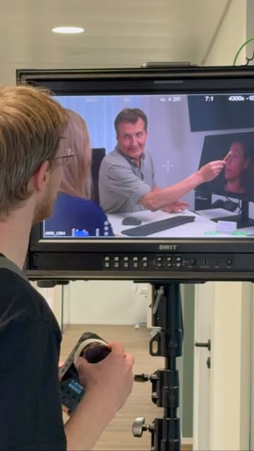 • BEHIND THE SCENES • 
Heute gibt’s exklusive Einblicke hinter die Kulissen: Dr. Dunst vor der Kamer