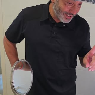 ✨ Armonización facial masculina en acción.
De la barba al diseño capilar: una nueva línea frontal pu