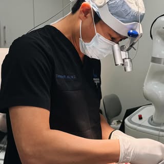 👨‍⚕️ Dr. Wu in the OR!
Today’s procedure is Hybrid FUE (Follicular Unit Extraction)—an advanced hai