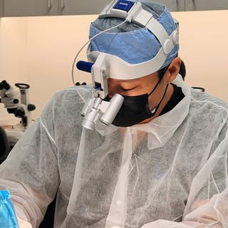 A behind-the-scenes look with Dr. Wu in the OR performing a Manual FUE hair transplant. 👨‍⚕️✨

Ever
