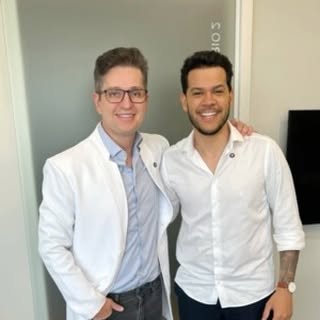 Retorno do meu amigo e paciente @luizgustavoaguiar após 12 meses do transplante capilar e de falhas 