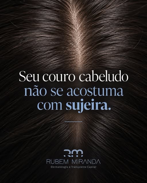 Lavar menos o cabelo não “ensina” o couro cabeludo a produzir menos óleo. A frequência ideal depende