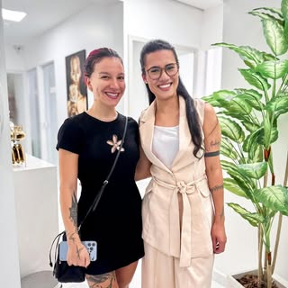 Hoje foi dia de receber a talentosa @_apriscilla_ aqui na clínica para um acompanhamento capilar esp