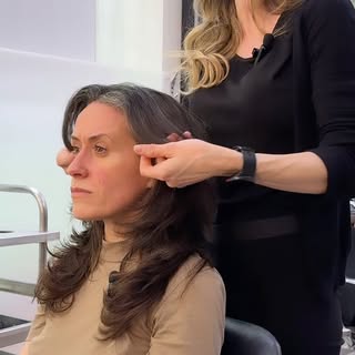 Cambio de look para dar luz al rostro✨ y matiz de canas con COLOR+ 💜

¿Qué os parece el resultado? 