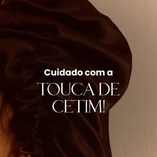 A touca de cetim pode ser uma grande aliada para reduzir o frizz e proteger os fios durante a noite.