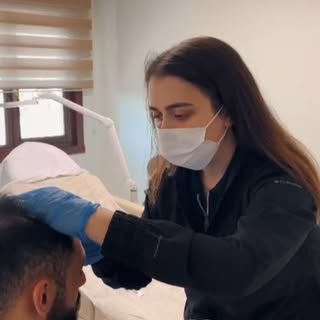 Wealth Hair Clinic’te her saç ekimi;
yüz yapısı, saç çizgisi ve beklentiler dikkate alınarak kişiye 