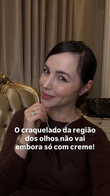O craquelado dos olhos pode continuar aparecendo mesmo quando você cuida muito da sua pele.👇🏻

Voc