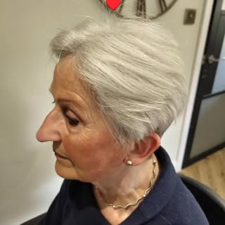 Another successful fitting for a long term client :)
This lovely lady has #frontalfibrosingalopecia 