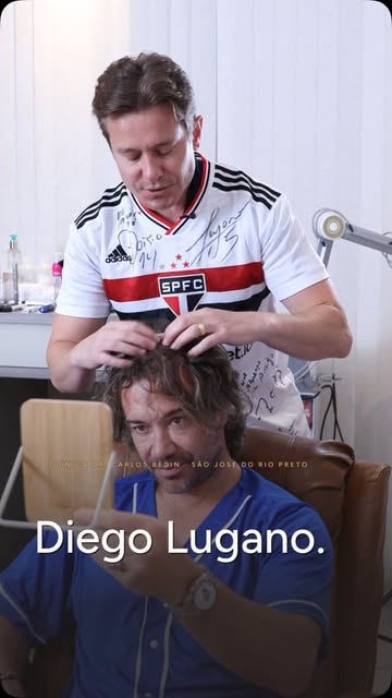 Diego Lugano não quis raspar a cabeça. Deu para fazer assim.

Capitão do Uruguai, campeão mundial de