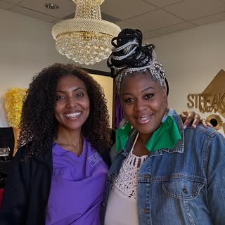 Our two wonderful hair care specialists Dr Singh and Nia! 🤩 Whether you are looking for salon or su