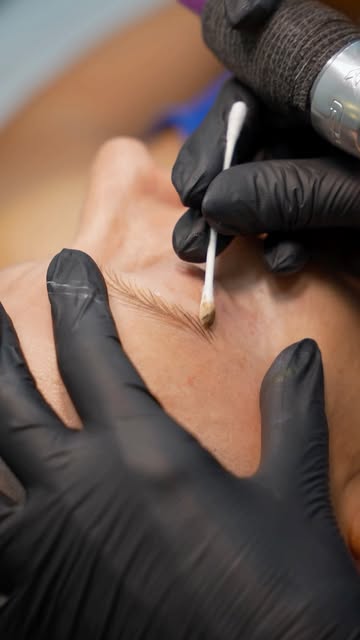 Después de eliminar el trabajo anterior y diseñar unas cejas adaptadas a la estructura facial de Car