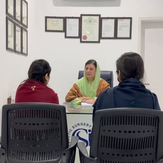Dr Saamira Farid giving a consultation on benefits of hydrafacial

#dermatology #skincare #dermatolo