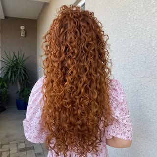 O corte em camadas é o que mais valoriza as várias curvaturas.
Ele pode ser feito em cabelos longos,