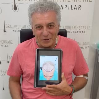 El maestro de la guitarra, Antonio Carrión, confió en las manos expertas de la Dra. Aguilar para rec