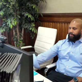 SMP 

Scalp pigmentation delivers a remarkably natural appearance, even upon close inspection.

Low 