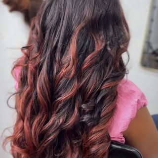 Our beautiful Dr. Rebecca is absolutely stunning! ✨
Wearing our gorgeous Ruby Waves — 26 inches, per