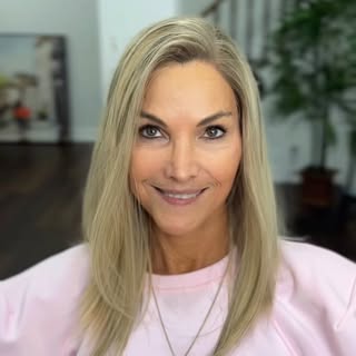 Susan looks absolutely stunning in this gorgeous blonde unit with ash-brown roots.

And that hairlin