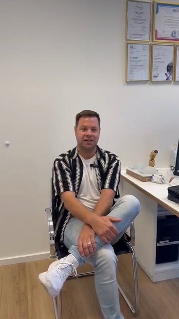 Marc hat seinen Bruder mitgebracht.

Acht Monate nach seiner Haartransplantation ist Marc zur Kontro