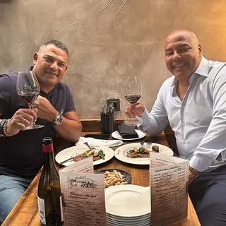 De regreso en casa. Aquí con mi hermano Abraham.