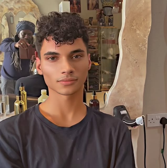 🔥 THE MODERN WOLF CUT 🔥

Somewhere between a Mullet, a Wolf Cut and — for those who know — the leg
