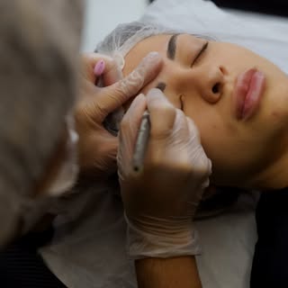 Pouca gente sabe disso, mas o implante de sobrancelhas não começa no dia da cirurgia.

Antes de qual