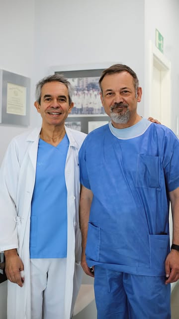 La excelencia también se comparte.

En Mediteknia no solo tratamos pacientes, también formamos a esp
