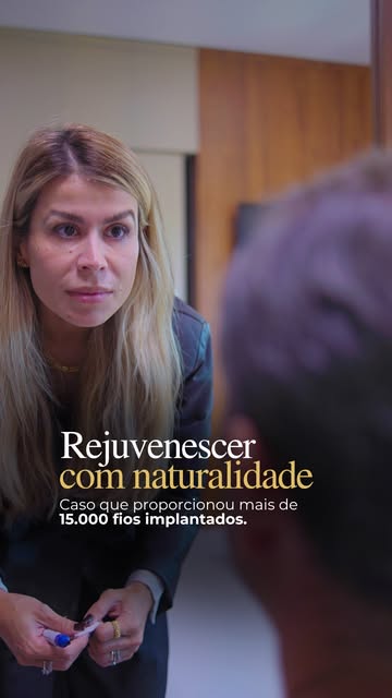 Cabelo afinado e rarefeito como um todo, e um pedido específico: um topete mais volumoso, que é um d