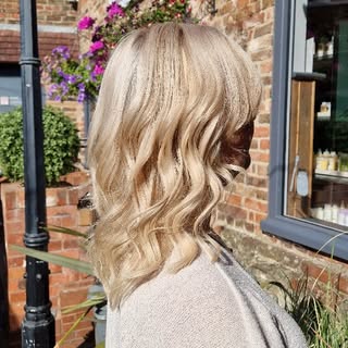 Blonde highlights💇‍♀️ are a popular way to brighten up your hair, add dimension, and create a sun-k