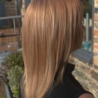 🧡Soft copper, soft confidence. ✨🧡
A little warmth, a lot of shine, and a whole new glow. This copp