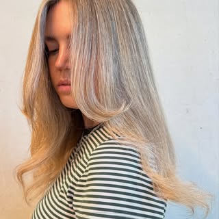 Soft, seamless, effortlessly lived-in…✨

Created by stylist and Educator, @hairbysummers_ , during o