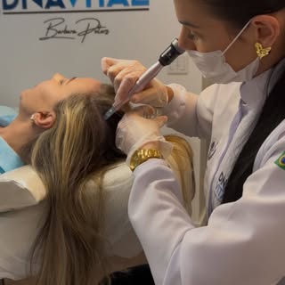 Cada queda de cabelo tem uma causa: hormonal, inflamatória, nutricional, genética, emocional, metabó