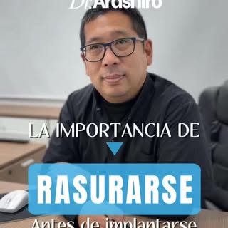 Muchos pacientes preguntan:
“¿Por qué tengo que rasurarme antes del implante?”
La respuesta es simpl