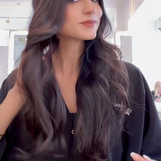 Rich brunette with soft dimension 
A deep, glossy brunette designed to enhance shine, movement, and 