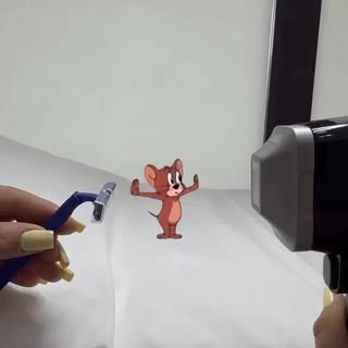 Lazer Epilasyon 

Ne yapar? 
Lazer ışığı koyu tüy kökünü yakar, tüy azalır ve incelir. Kalın batık t